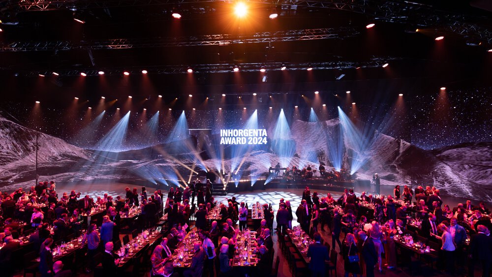 Zahlreiches Publikum verfolgt die Verleihung des Inhorgenta Award 2024 mit Bühnenlicht und Dekoration.