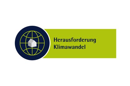 Grün-blaues Logo mit einem weißen Haus in einem grünen Globus auf der linken Seite und dem Text „Herausforderung Klimawandel“ auf grünem Grund.