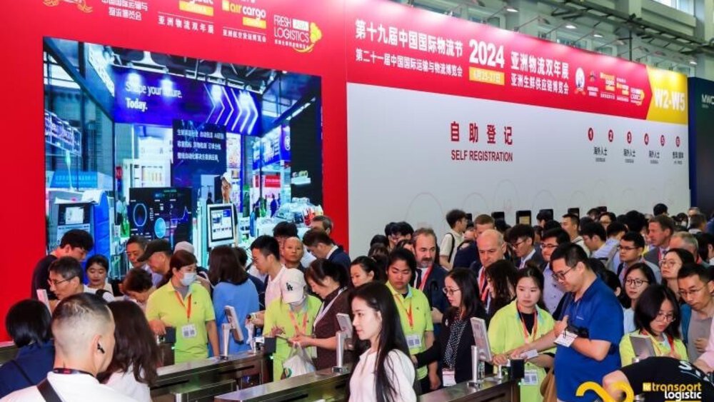 Numerous visitors to transport logistic CHINA 2024 stand at the admission control and scan their tickets.