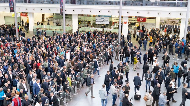 Dense crowd of people in the hall of the entrance to bauma 2022.