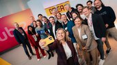 Gruppe beim DMEA Nova Award macht ein Selfie auf der Bühne