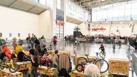 Blick auf Messehalle, in der Kinder Fahrräder ausprobieren können