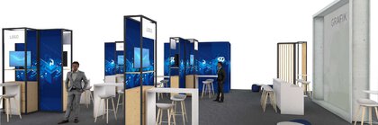 Die Visualisierung zeigt ein modernes Messekonzept mit klar strukturierten Informationsständen, ausgestattet mit digitalen Bildschirmen und Logos. Die Gestaltung dominiert in Blau- und Holztönen, ergänzt durch weiße Stehtische und Barhocker für Gespräche auf Augenhöhe. Eine Lounge-Zone mit runden Hockern und niedrigen Tischen bietet Platz für informelle Meetings. Im rechten Bereich ist eine große Fläche für Grafik- und Markenpräsentationen vorgesehen. Die Szene vermittelt einen offenen, einladenden und professionellen Messeauftritt, ideal für Networking und Produktpräsentationen.