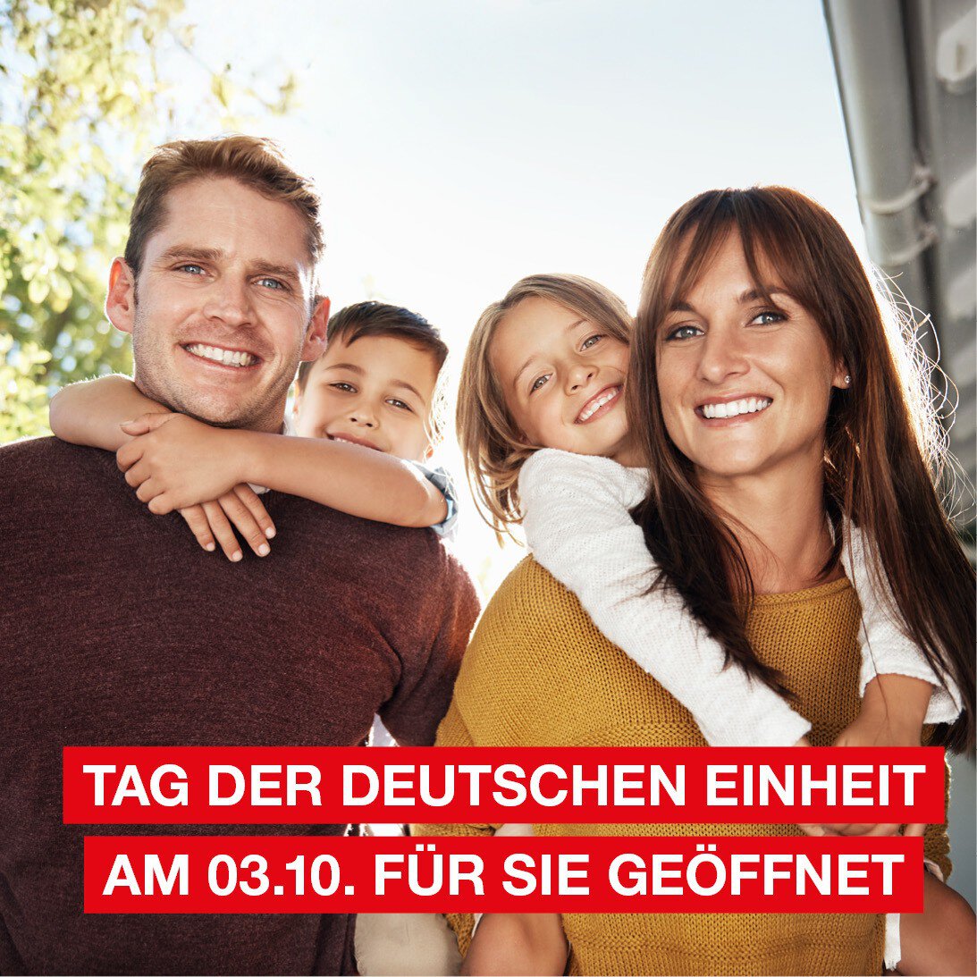 Eine glücklich lächelnde Familie, bestehend aus Eltern und zwei Kindern, darunter die Öffnungszeiten für den Tag der deutschen Einheit.