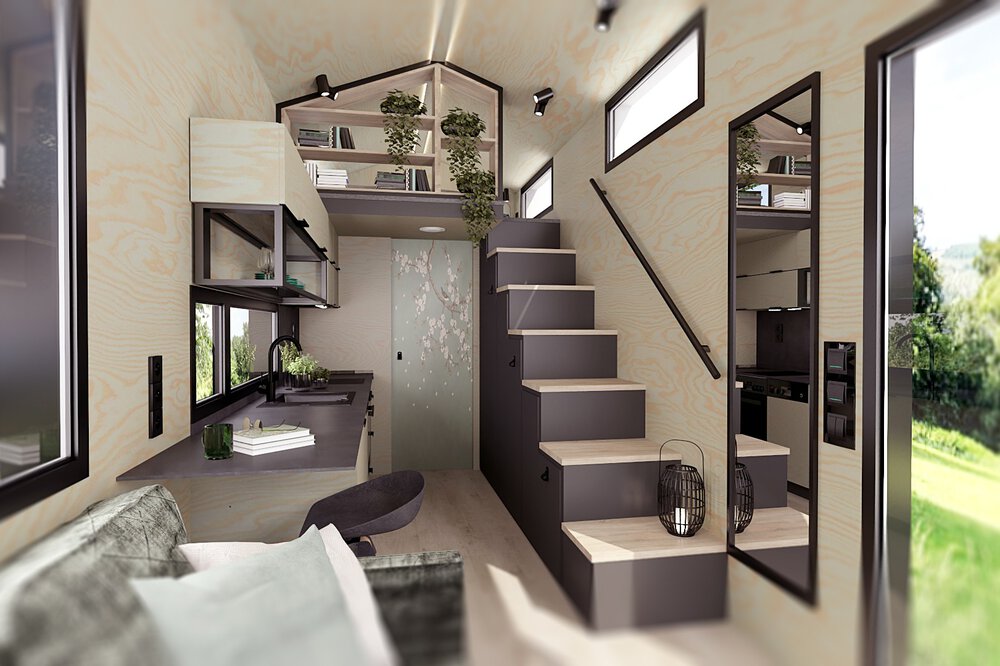 Modernes Interieur eines kleinen Hauses mit Dachboden, Treppe, Küche und Wohnbereich. Neutrale Farben und natürliches Licht.