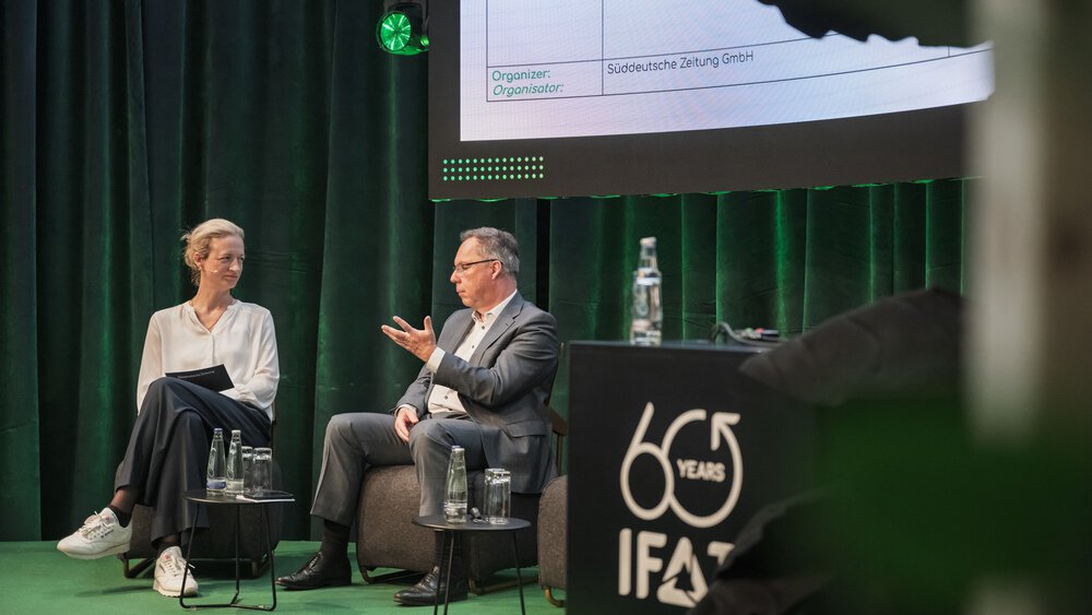 Lisa Nienhaus (Süddeutsche Zeitung) und Holger Lösch im Paneltalk auf der Green Stage der IFAT Munich 2026.