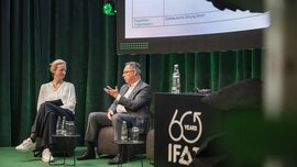 Lisa Nienhaus (Süddeutsche Zeitung) und Holger Lösch im Paneltalk auf der Green Stage der IFAT Munich 2026.