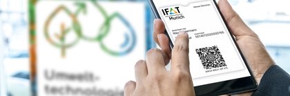 Eine Person hält ein Smartphone auf dem ein Tagesticket mit QR-code für die IFAT Munich angezeigt wird.