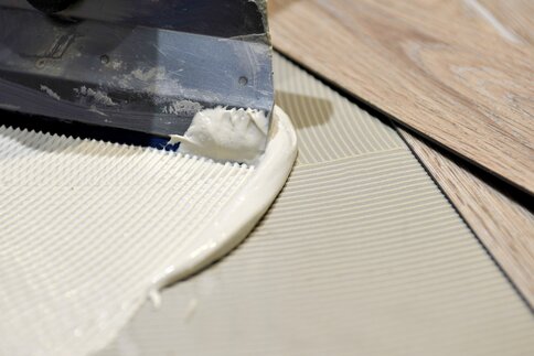When laying parquet flooring with a trowel