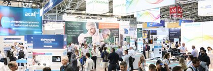 Stände und Besucher in Halle A2