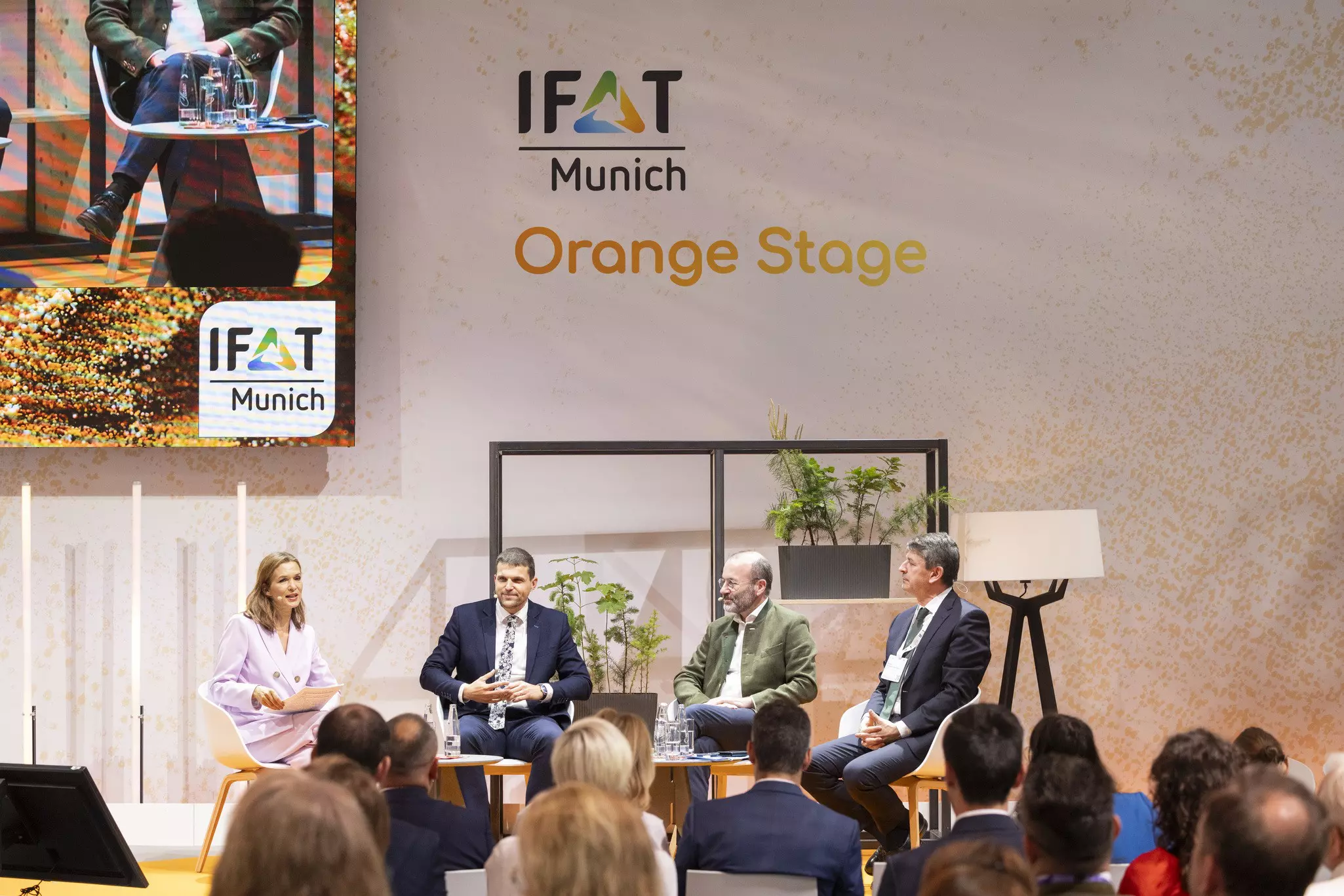 Aurel Ciobanu-Dorde, Manfred Weber, Petr Hladik und    Julia-Niharika Sen als Moderatorin auf der Orange Stage auf der IFAT Munich. 