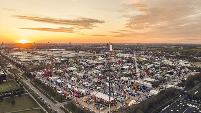 Sonnenuntergang über der bauma bzw. dem Messe München Gelände.