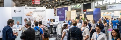 Zahlreiche Menschen in der Halle A1, vor einem Messestand der Firma 