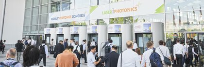 Personen betreten das Gebäude der Laser World of Photonics und World of Photonics Congress durch Drehtüren.