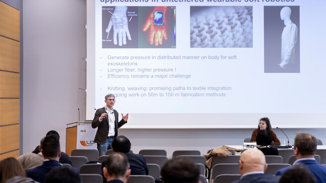 Referent spricht über Hochleistungs-FiberPumps für tragbare Softrobotik vor Fachpublikum