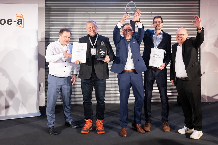 Preisträger des LOPEC Startup Award 2026 präsentieren Urkunden und Trophäen auf der Bühne