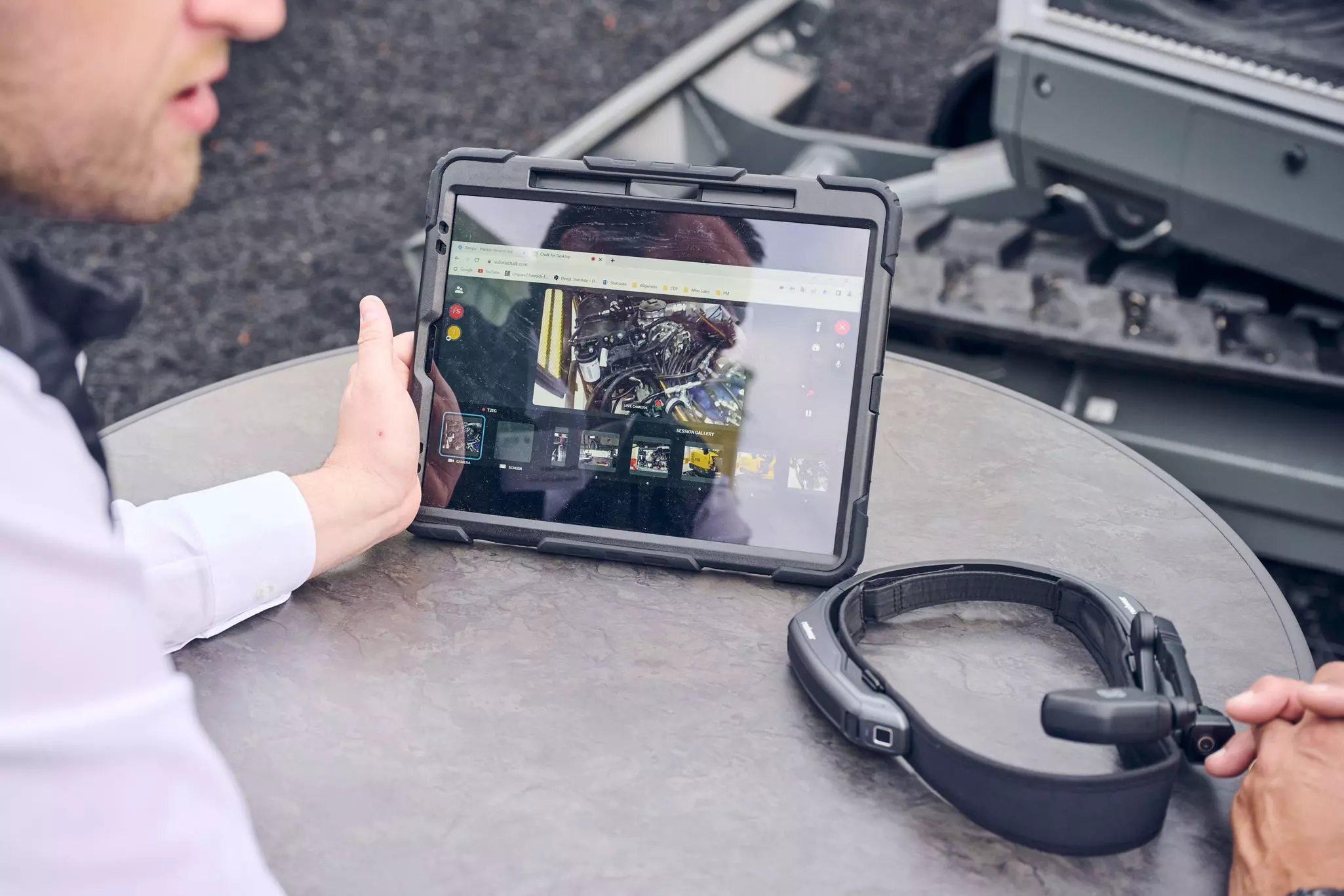 Tablet und Headset von Wacker Neuson  auf der bauma 2022 zur digitalen Unterstützung von Bauarbeitern