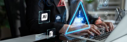 Eine Person im dunklen Business-Outfit tippt auf der Tastatur eines Laptops. Vor ihr schwebt ein großes, blau leuchtendes, dreieckiges Warnsymbol mit der Aufschrift „RISK MANAGEMENT“. Um dieses zentrale Element herum sind verschiedene kleinere, digitale Icons angeordnet, darunter ein KI-Chip (AI), Warnschilder, ein Daten-Dashboard, eine Zielscheibe und ein Dollar-Symbol. Die Szene verdeutlicht die Analyse von IT- und Geschäftsrisiken.