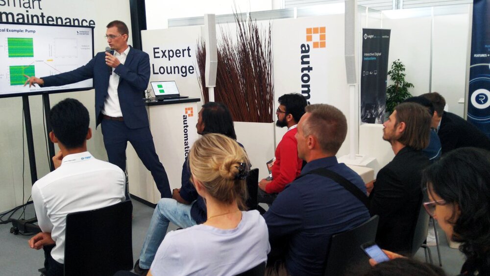 Experte präsentiert Smart Maintenance vor Messepublikum