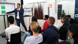 Experte präsentiert Smart Maintenance vor Messepublikum
