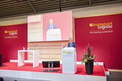 Messe München CEO Stefan Rummel auf der Bühne beim Eröffnungsvortrag der transport logistic 2025.