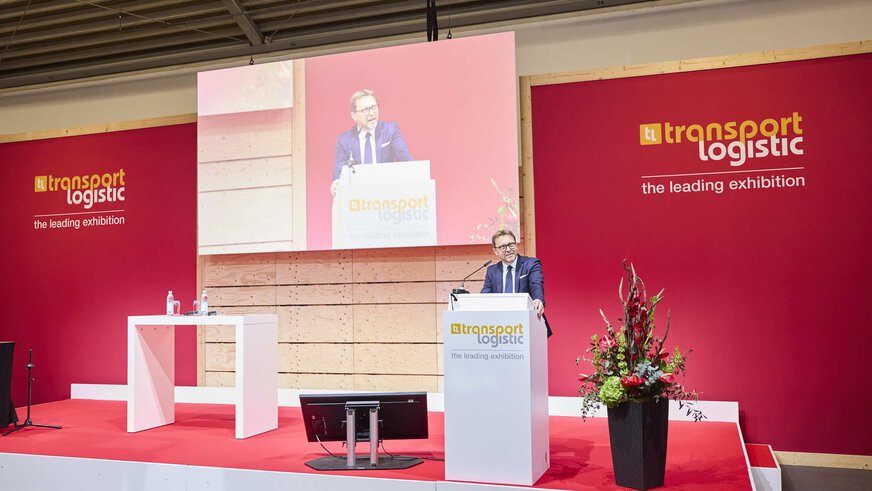 Messe München CEO Stefan Rummel auf der Bühne beim Eröffnungsvortrag der transport logistic 2025.