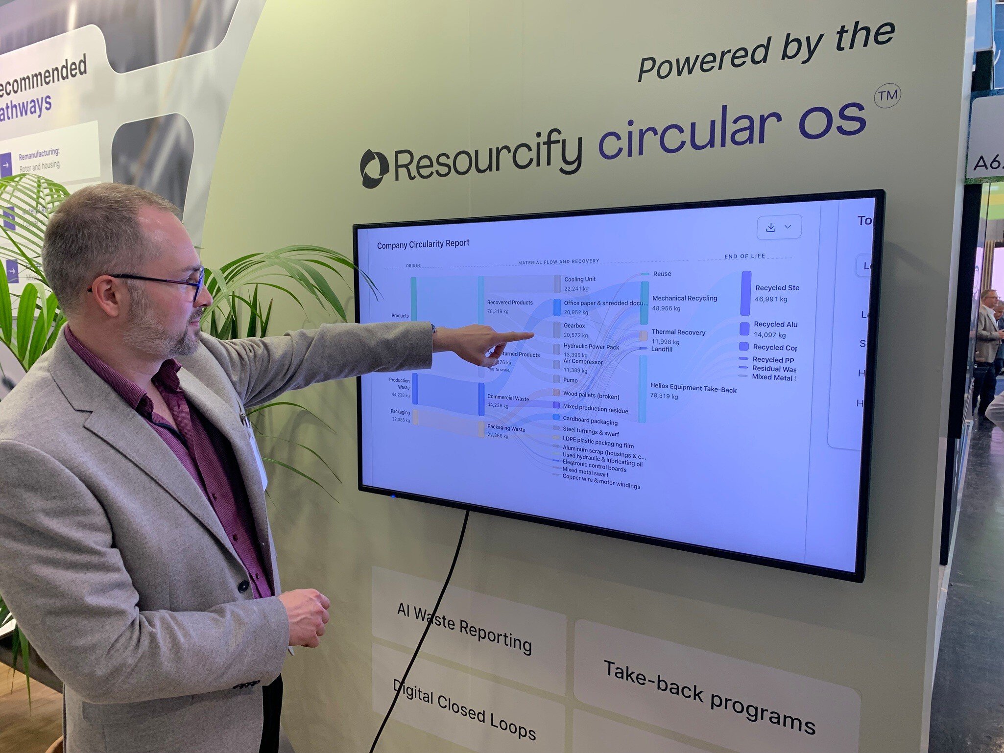 Ein Mitarbeiter von Resourcify erläuterte auf dem IFAT-Munich-Messestand die Möglichkeiten der digitalen Kreislaufwirtschafts-Plattform des Unternehmens.