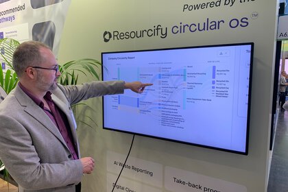 Ein Mitarbeiter von Resourcify erläuterte auf dem IFAT-Munich-Messestand die Möglichkeiten der digitalen Kreislaufwirtschafts-Plattform des Unternehmens.