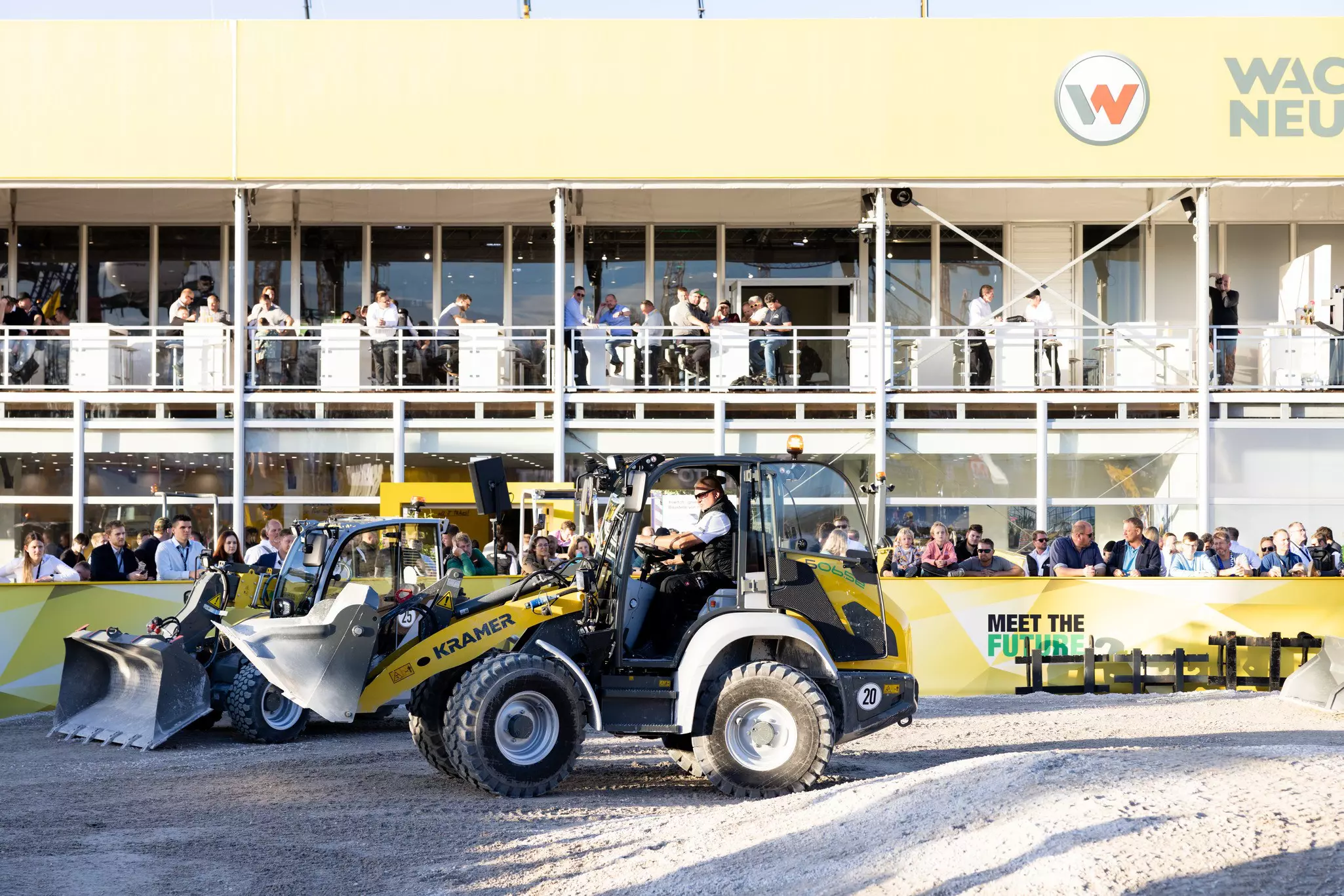 Live Demosntration der Funktionen eines Elektro-Radlader von Wacker Neuson auf der bauma 2022