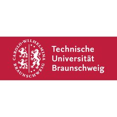 Logo „Technische Universität Braunschweig“ mit rotem Hintergrund und weißer Schrift, daneben ein Emblem mit Löwen und dem Text „CAROLO-WILHELMINA BRAUNSCHWEIG“.