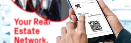 Person hält ein Smartphone auf dem ein digitales Ticket der EXPO REAL zu sehen ist, mit einem großen QR-Code.
