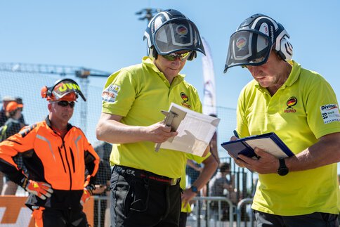  Live Vorführung von Ausstellern mit Helmen und Schutzkleidung