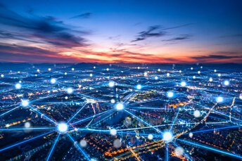 Digitale Infrastruktur mit vernetzter Daten- und Kommunikationsinfrastruktur über einer Stadt