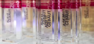 Mehrere Award-Trophäen für die Preisverleihung 