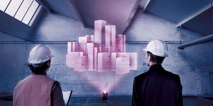 Zwei Ingenieure mit Schutzhelmen betrachten ein holografisches 3D-Gebäudemodell, das in eine Industriehalle projiziert wird.