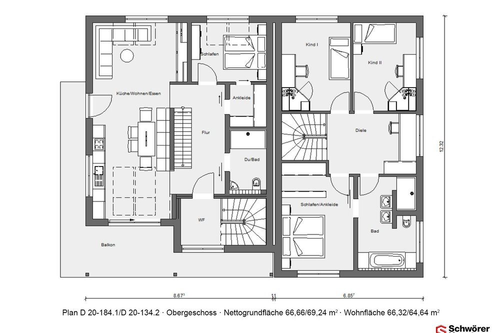 Grundriss mit Zimmern, Treppen, Möbelanordnung und Abmessungen. Beinhaltet zwei Schlafzimmer, Küche und Wohnbereich.