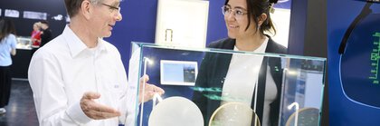 Gespräch am Messestand