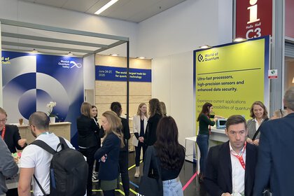 Personen im Gespräch am World of Quantum Stand auf der electronica