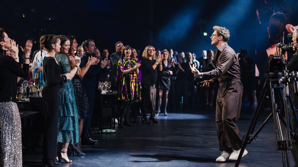 Sänger im braunen Outfit fesselt das klatschende Publikum am Fuße der Bühne bei der INHORGENTA AWARD Gala.