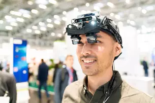 Mann mit Augmented Reality Headset auf dem Kopf