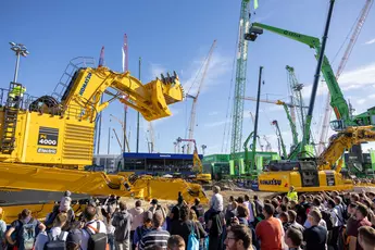 Live Demonstration des Komatsu Miningbagger PC 4000 mit Elektroantrieb auf dem Freigelände der bauma 2022