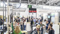 Reges Treiben an und um den Tischen in der IFAT Munich Start up Area.