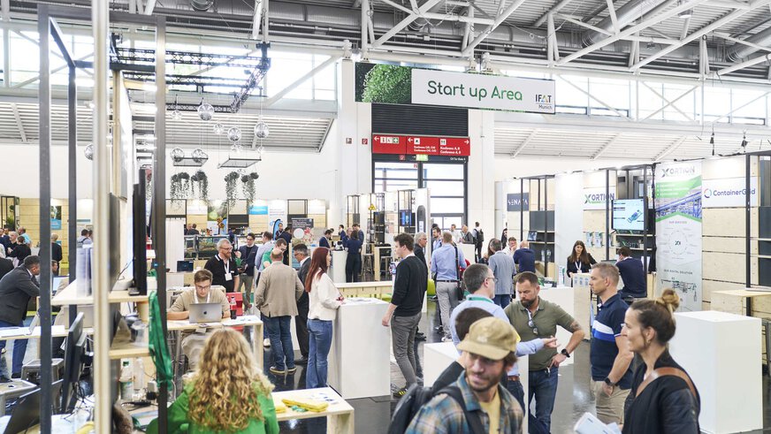 Reges Treiben an und um den Tischen in der IFAT Munich Start up Area.