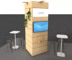 Messestand aus Holz mit digitalem Bildschirm, Logofläche, Hängepflanzen und umgebenden Barhockern und Tischen aus Metall.