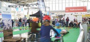 Mehrere Kinder testen Fahrräder auf der Fahrrad Parcours Fläche auf der free Messe