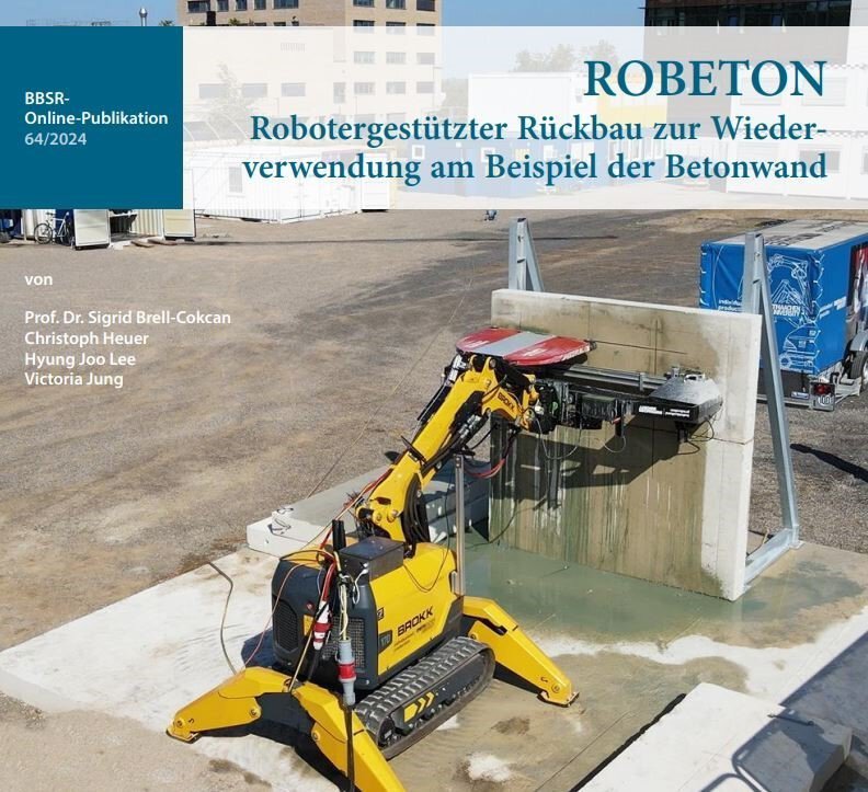 Gelber Abbruchroboter arbeitet im Freien an einer Betonwand, mit Textüberlagerung zum robotergestützten Abbau.