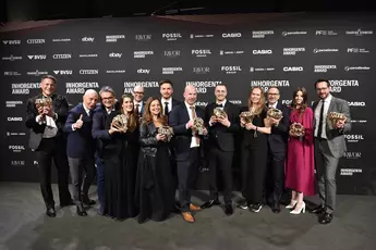 Die Gewinner des INHORGENTA AWARD 2025 präsentieren ihre Trophäen bei der Gala vor einer Logowand.