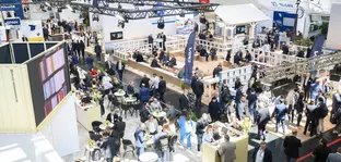Vogelperspektive auf Stände und Ausstellungsflächen in einer Halle der 