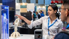 Die World of QUANTUM zeigte das Potenzial der Quantentechnologie, wie hier ein Magnetfeldsensor, der in naher Zukunft Prothesen über Muskelsignale steuern soll.