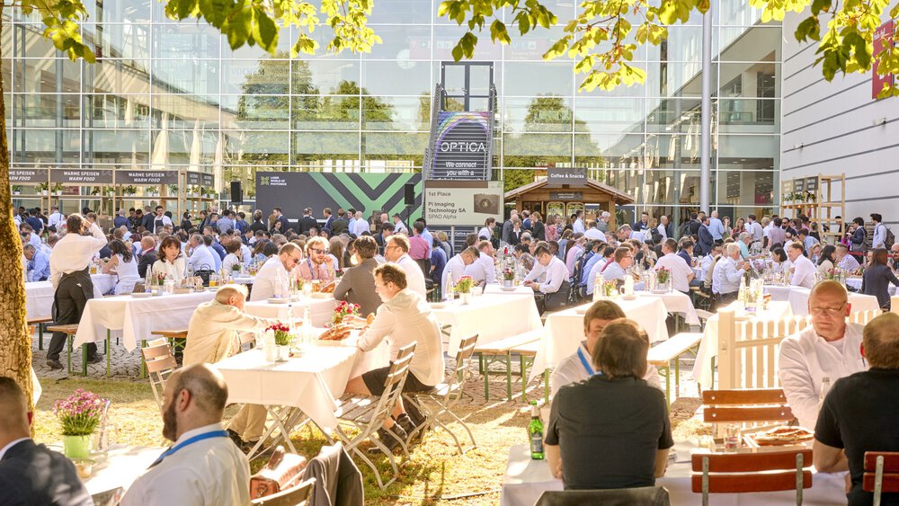 Well-attended “beer garden” in the atrium of the Munich Trade Fair Center during the presentation of the Innovation Awards 2025
